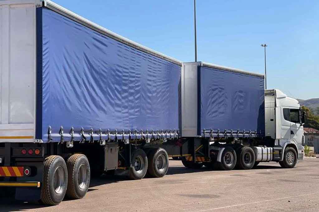 Heavy haul lowbed transport